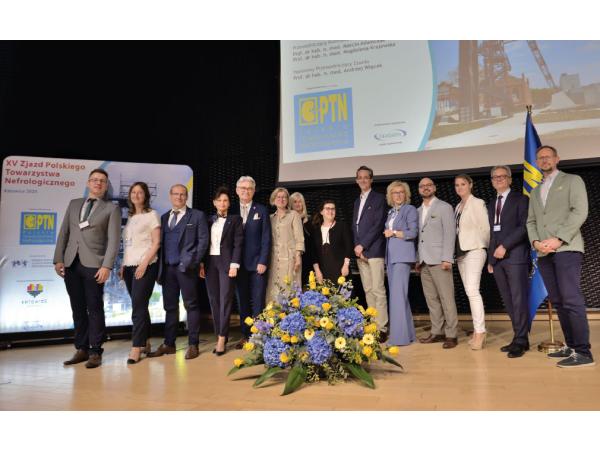 Fot. Zarząd Główny i Główna Komisja Rewizyjna PTN (kadencja 2025-2028); od lewej: dr. n. med. Damian Gojowy, prof. dr hab. n. med. Dorota Kamińska, prof. dr hab. n. med. Tomasz Stompór, prof. dr hab. n. med. Beata Naumnik, prof. dr hab. n. med. Marcin Adamczak, prof. dr hab. n. med. Ilona Kurnatowska, dr hab. n. med., prof. UJ Katarzyna Krzanowska, prof. dr hab. n. med. Magdalena Krajewska, prof. dr hab. n. med. Krzysztof Mucha, prof. dr hab. n. med. Ewa Kwiatkowska, dr hab. n. med. Zbigniew Heleniak, dr n. med. Izabela Kuźmiuk-Glembin, prof. dr hab. n. med. Tomasz Hryszko, prof. dr hab. n. med. Mariusz Kusztal