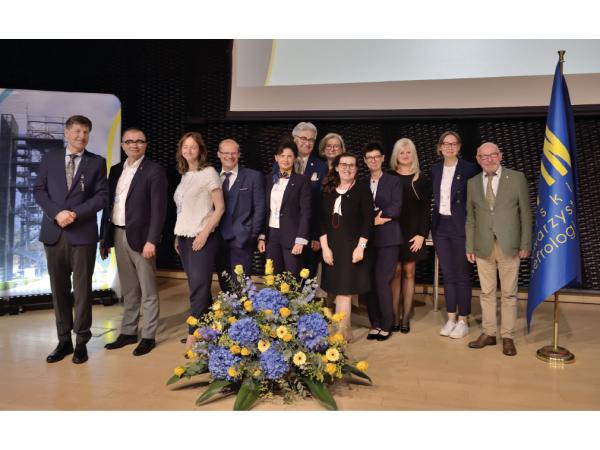 Fot. Zarząd Główny i Główna Komisja Rewizyjna PTN (kadencja 2022-2025); od lewej: prof. dr hab. n. med. Leszek Domański, prof. dr hab. n. med. Przemysław Rutkowski, prof. dr hab. n. med. Dorota Kamińska, prof. dr hab. n. med. Tomasz Stompór, prof. dr hab. n. med. Beata Naumnik, prof. dr hab. n. med. Marcin Adamczak, prof. dr hab. n. med. Ilona Kurnatowska, prof. dr hab. n. med. Magdalena Krajewska, dr n. med. Hanna Augustyniak-Bartosik, dr hab. n. med., prof. UJ Katarzyna Krzanowska, dr n. med Ewa Pawłowicz-Szlarska, prof. dr hab. n. med. Andrzej Oko